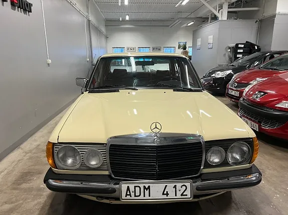 Mercedes-Benz 200 1982 photo 4