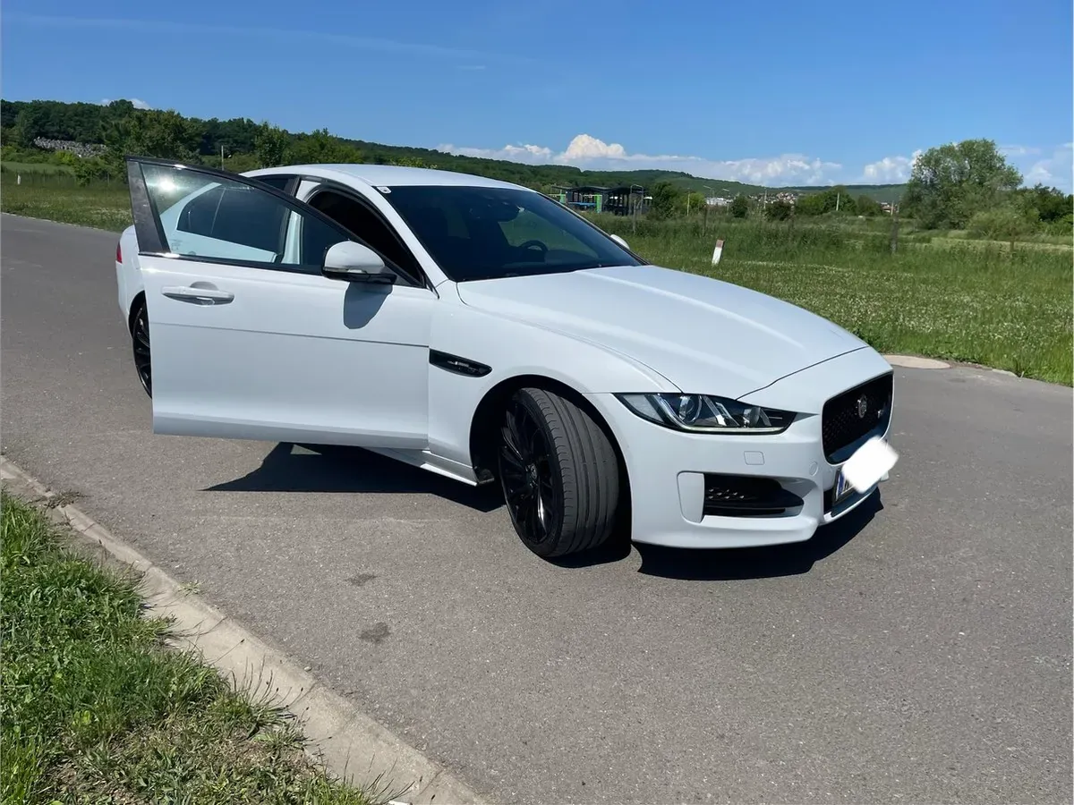 Jaguar Xe 2015 photo 2