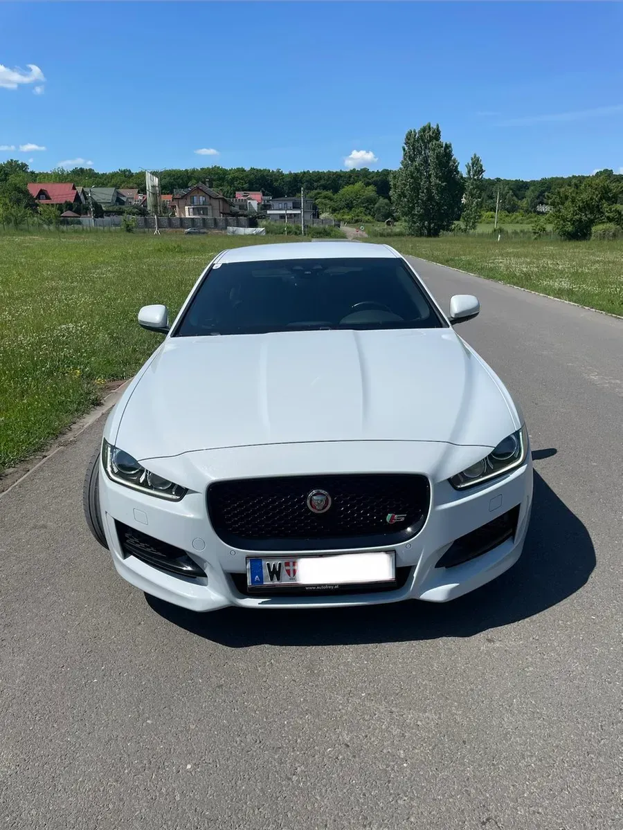 Jaguar Xe 2015 photo 3