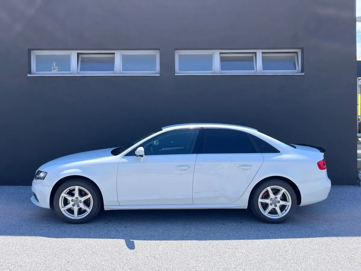 Audi A4 2011 photo 2