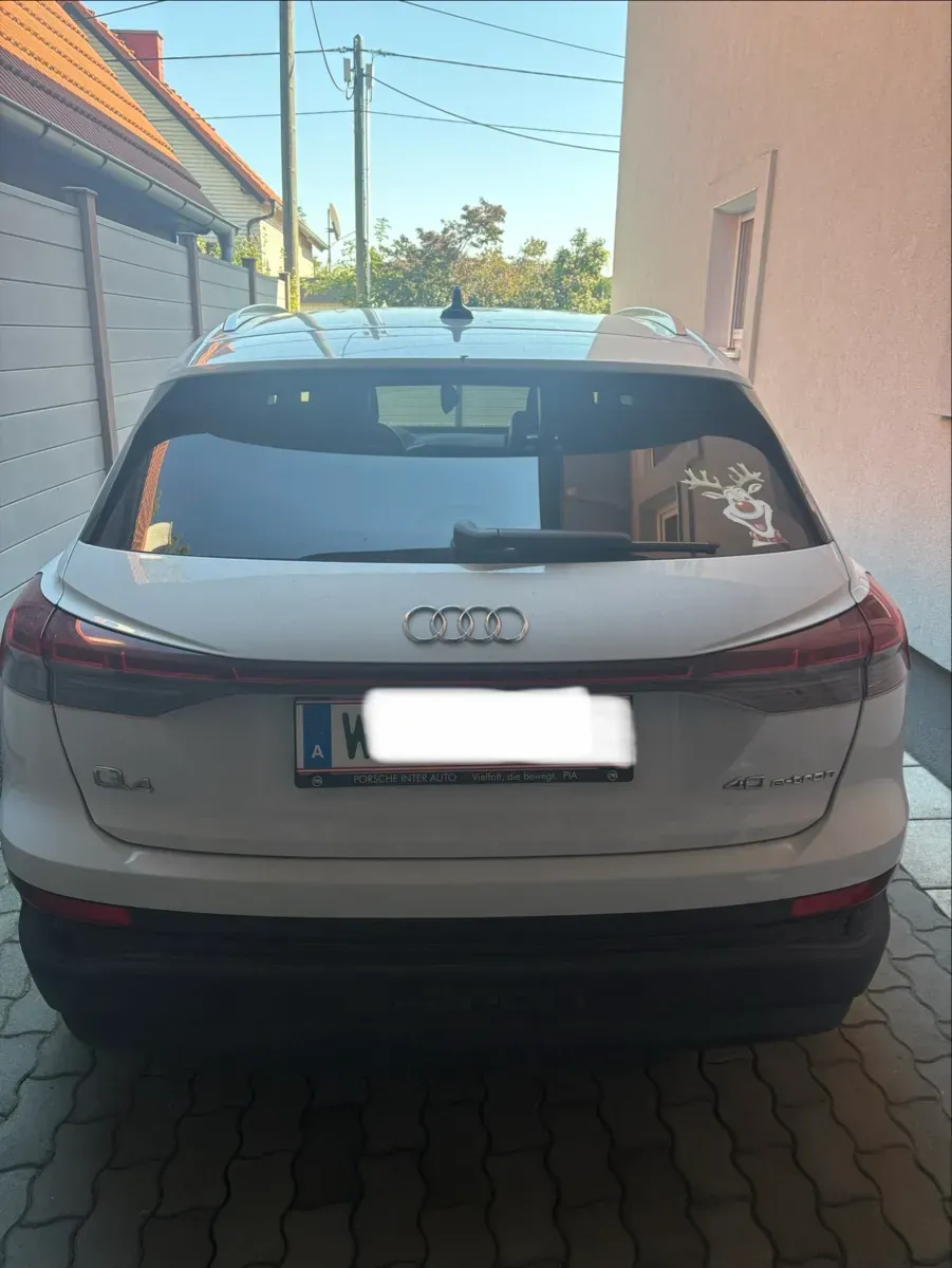 Audi Q4 2023 photo 2
