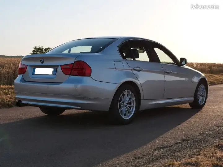 BMW 3 Series 2011 photo 2