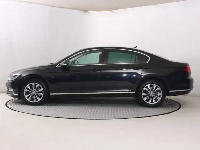 Volkswagen Passat 2018 photo 2