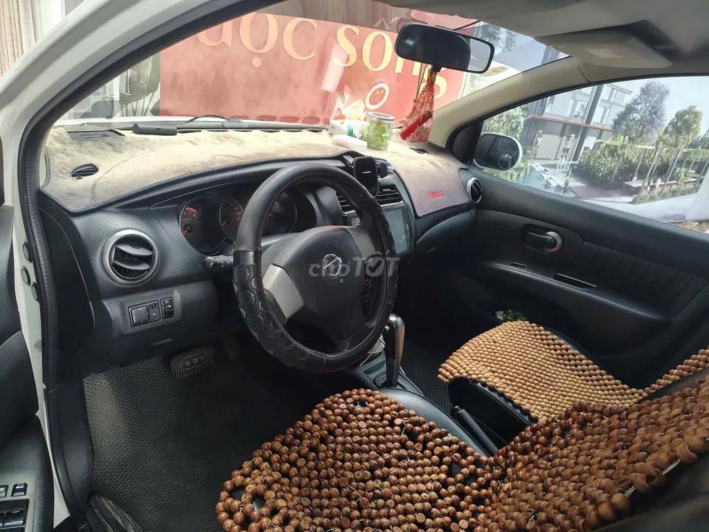 Nissan Livina 2010 photo 2