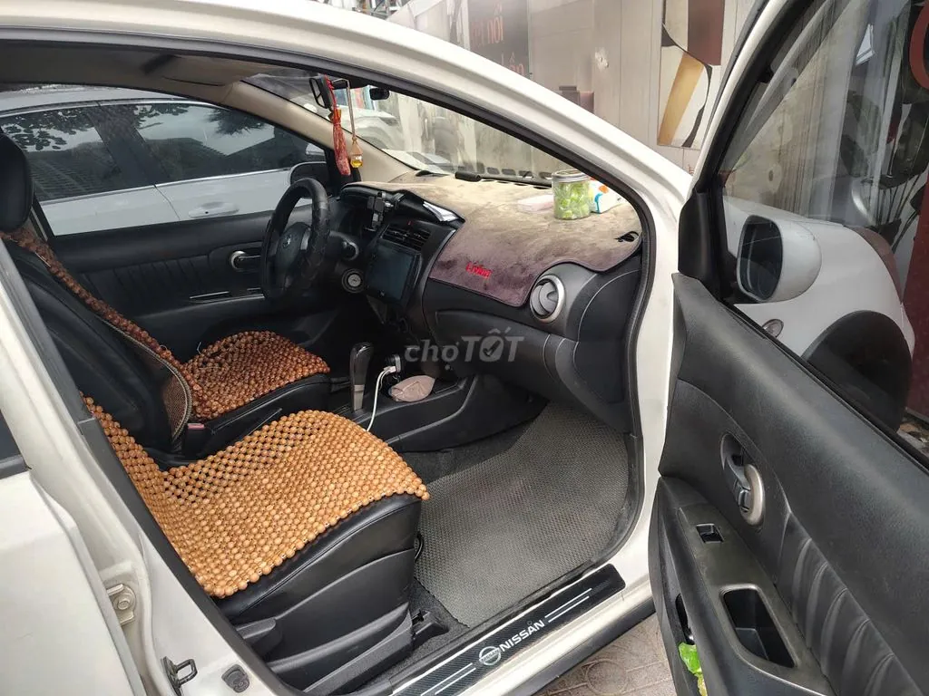 Nissan Livina 2010 photo 5