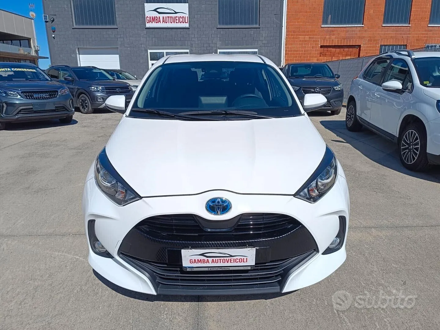Toyota Yaris 2023 photo 2