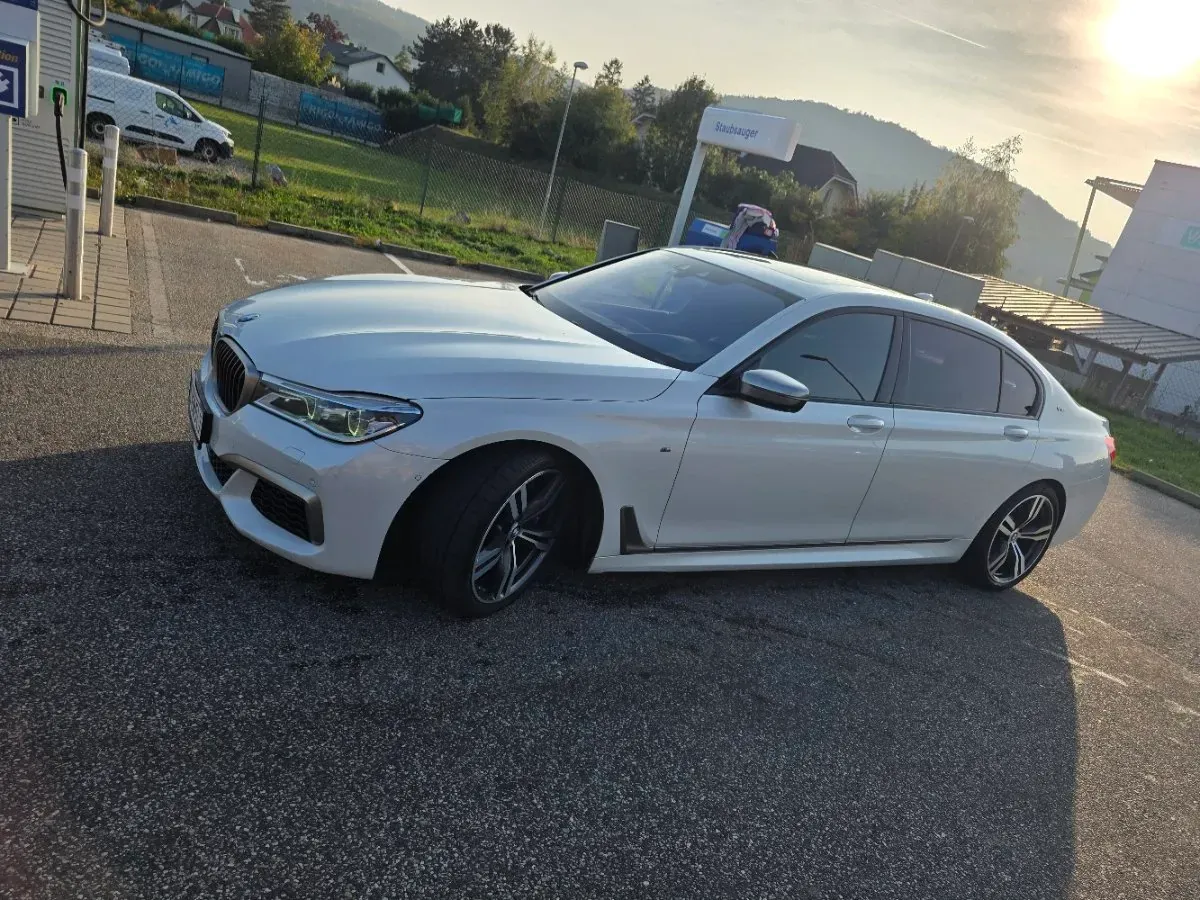 BMW 7 Series 2017 photo 2