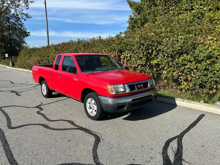 Nissan Frontier 2000 photo 2