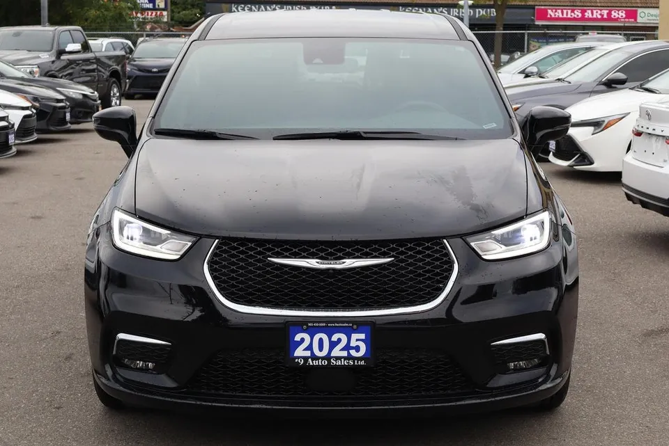 Chrysler Pacifica 2025 photo 2