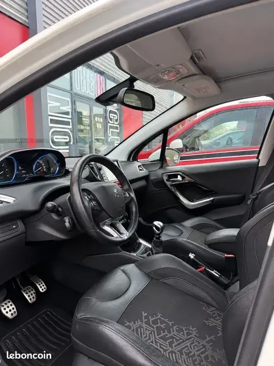 Peugeot 208 2013 photo 2