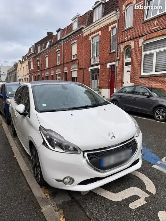 Peugeot 208 2013 photo 3