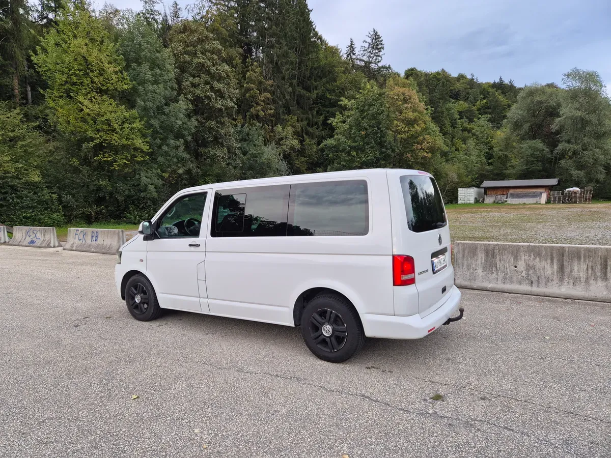 Volkswagen Multivan 2010 photo 2