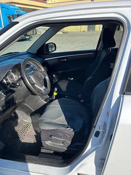 Suzuki Swift 2011 photo 2