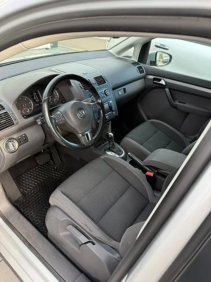 Volkswagen Touran 2011 photo 4