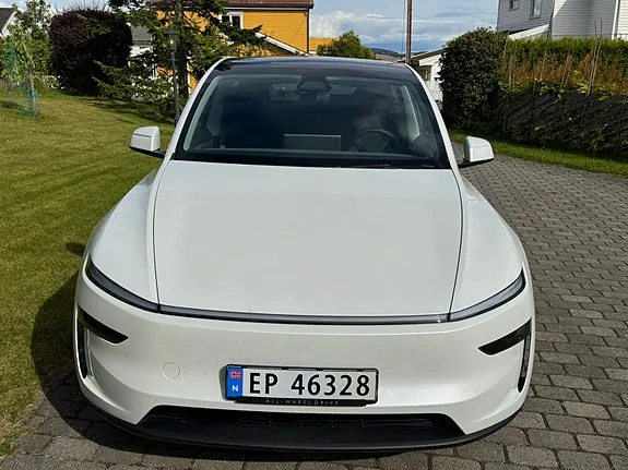 Tesla Model Y 2026 photo 2