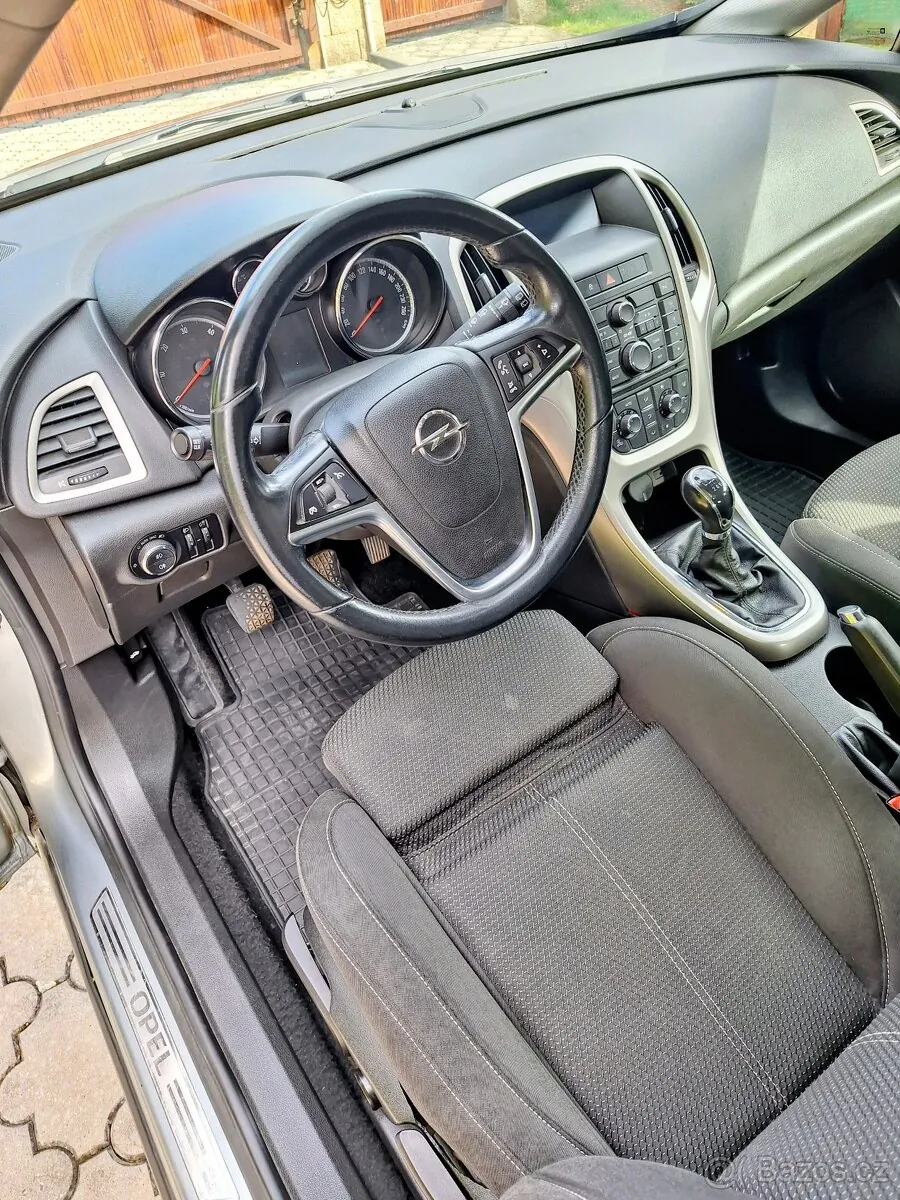 Opel Astra 2010 photo 3