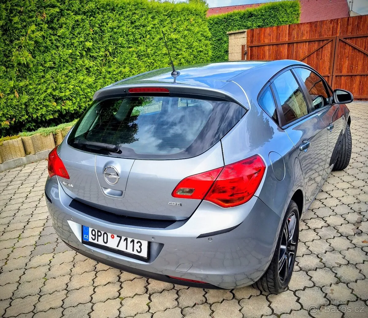 Opel Astra 2010 photo 2