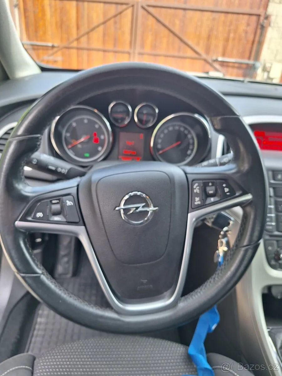 Opel Astra 2010 photo 4