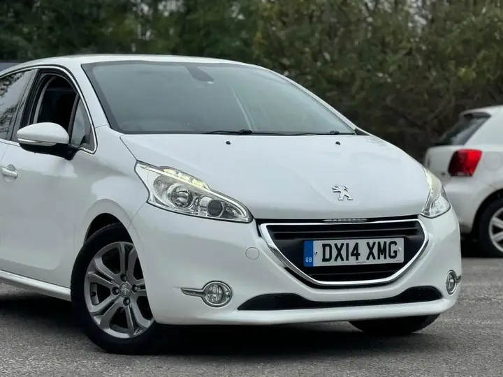 Peugeot 208 2014 photo 2