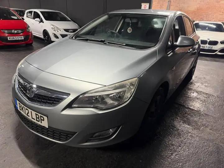 Vauxhall Astra 2012 photo 4