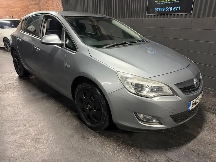 Vauxhall Astra 2012 photo 2