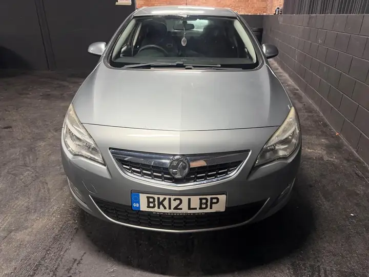 Vauxhall Astra 2012 photo 3