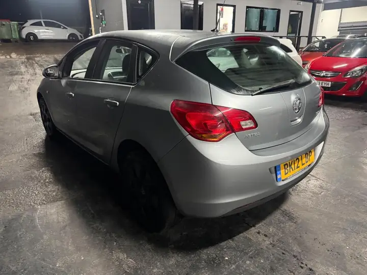 Vauxhall Astra 2012 photo 5