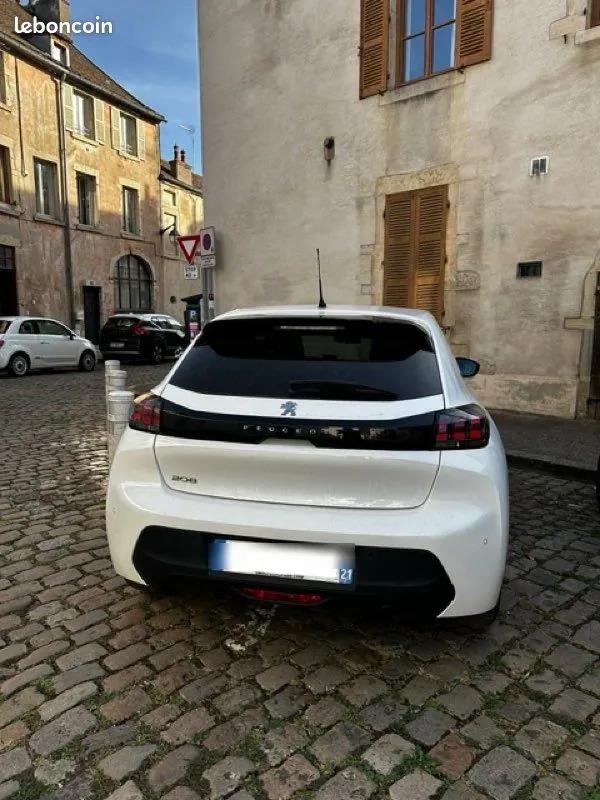 Peugeot 208 2023 photo 2