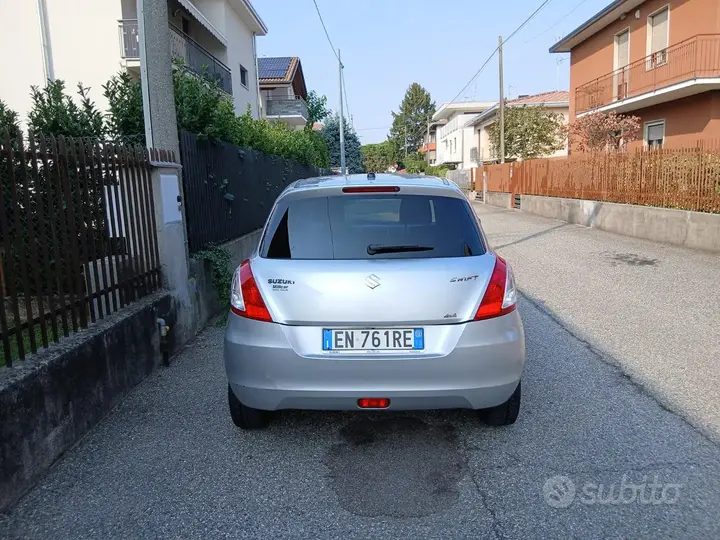 Suzuki Swift 2012 photo 2