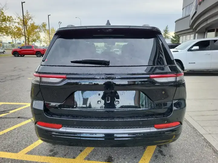 Jeep Grand Cherokee 2027 photo 3
