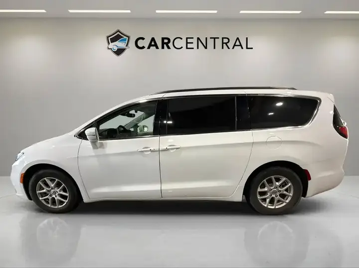 Chrysler Pacifica 2022 photo 2