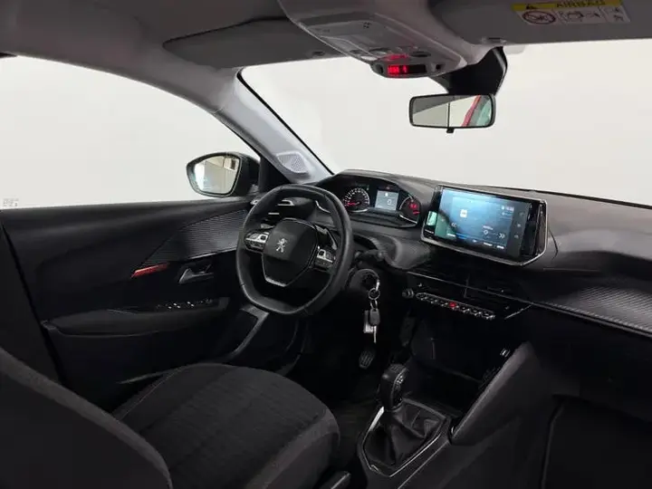 Peugeot 208 2023 photo 2