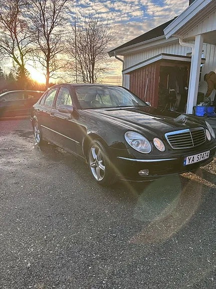 Mercedes-Benz E220 D 2003 photo 3