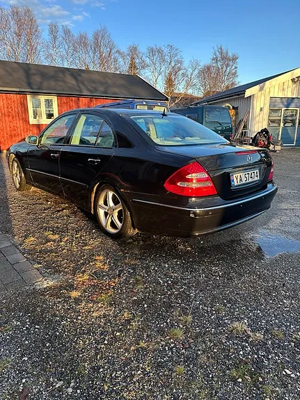 Mercedes-Benz E220 D 2003 photo 2