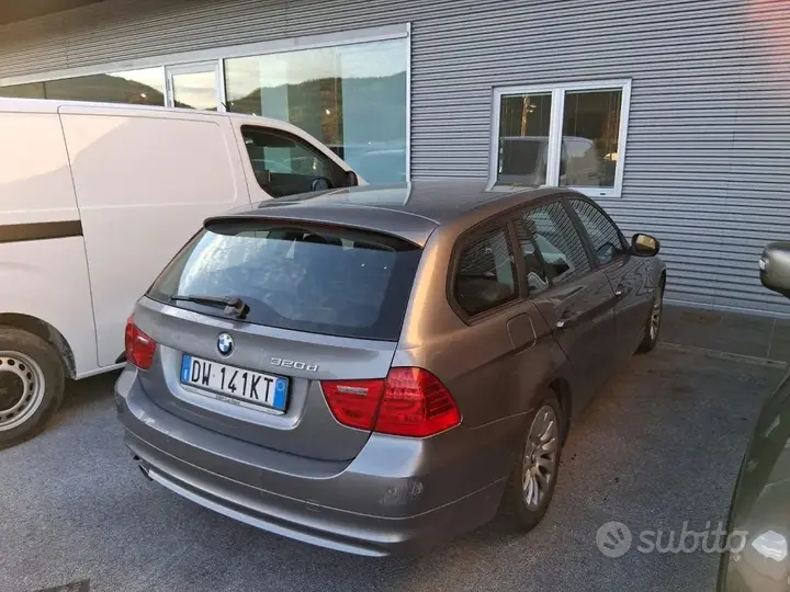 BMW 320D 2009 photo 3