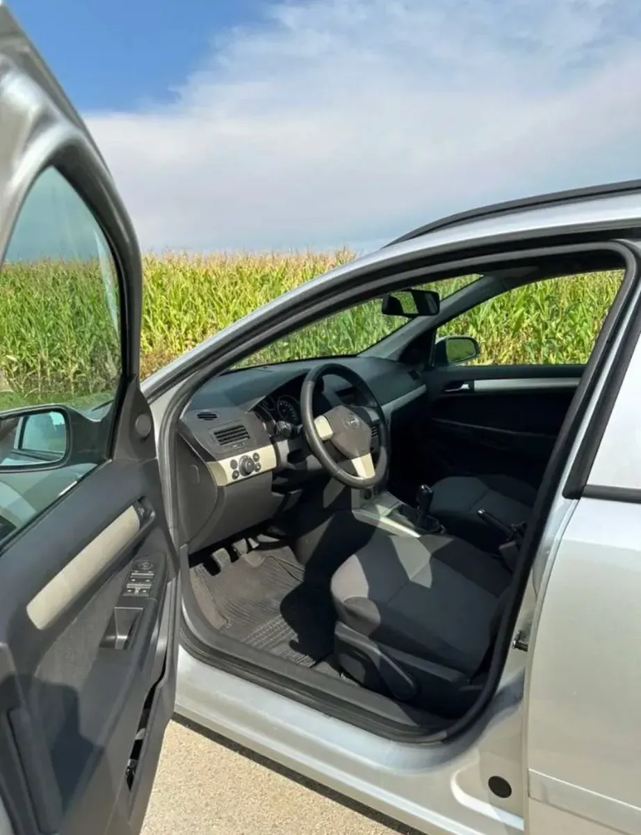 Opel Astra 2009 photo 3