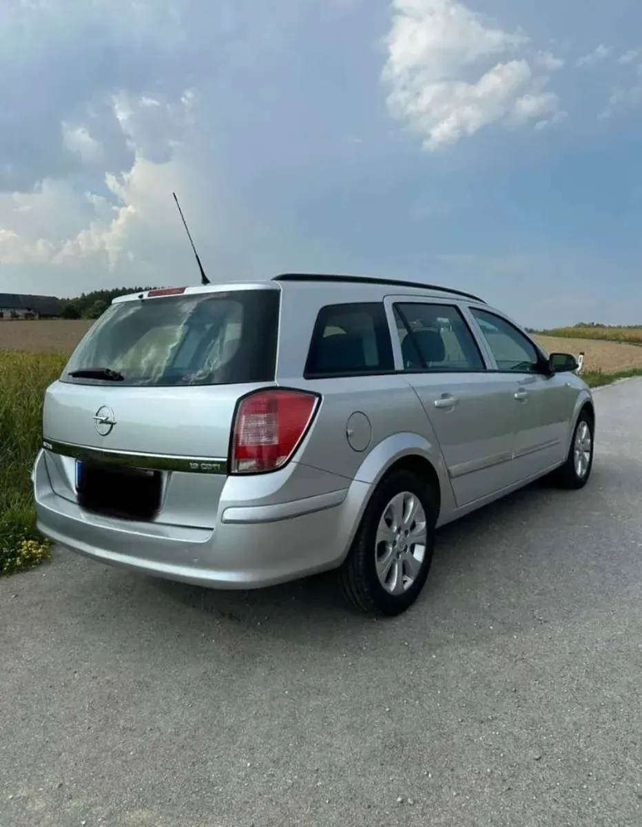 Opel Astra 2009 photo 2