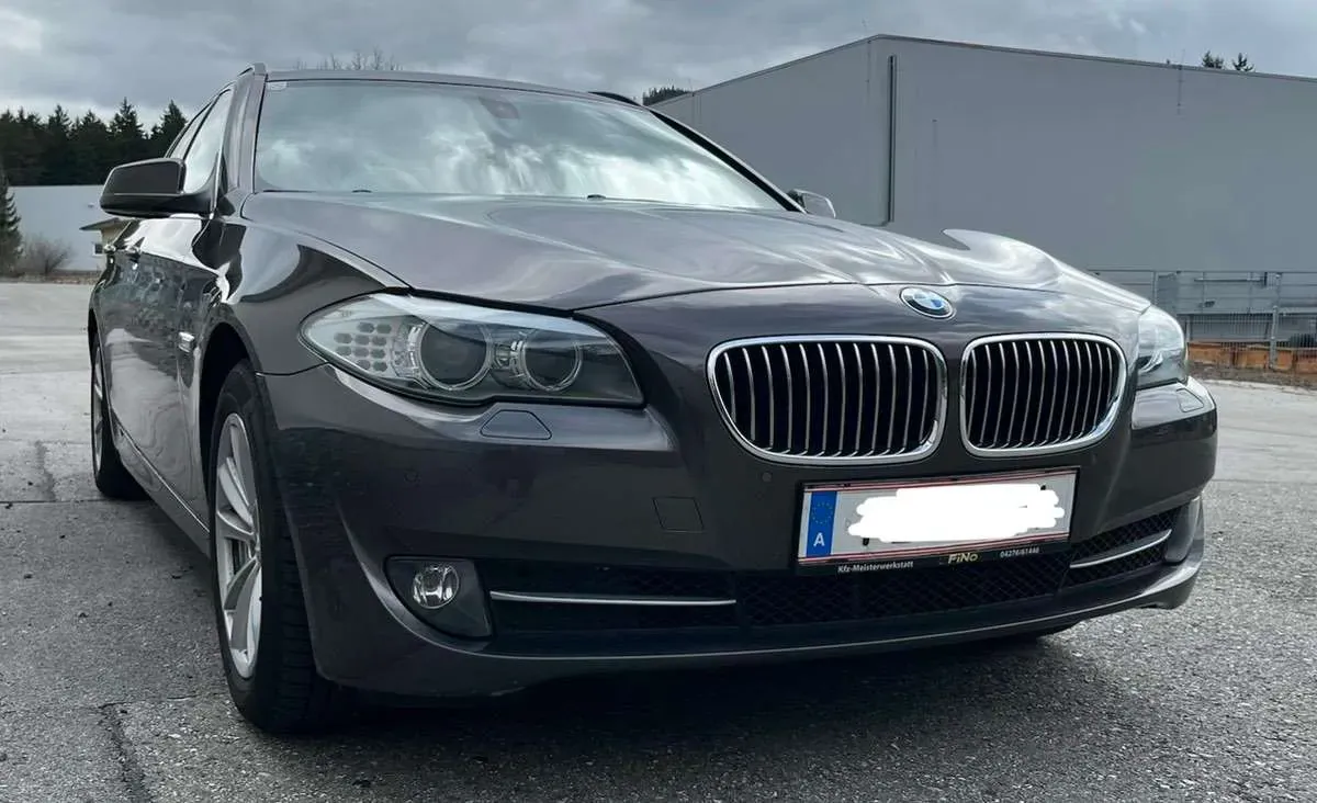 BMW 5 Series Touring 2011 photo 2