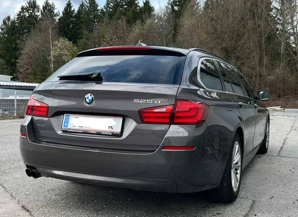 BMW 5 Series Touring 2011 photo 3