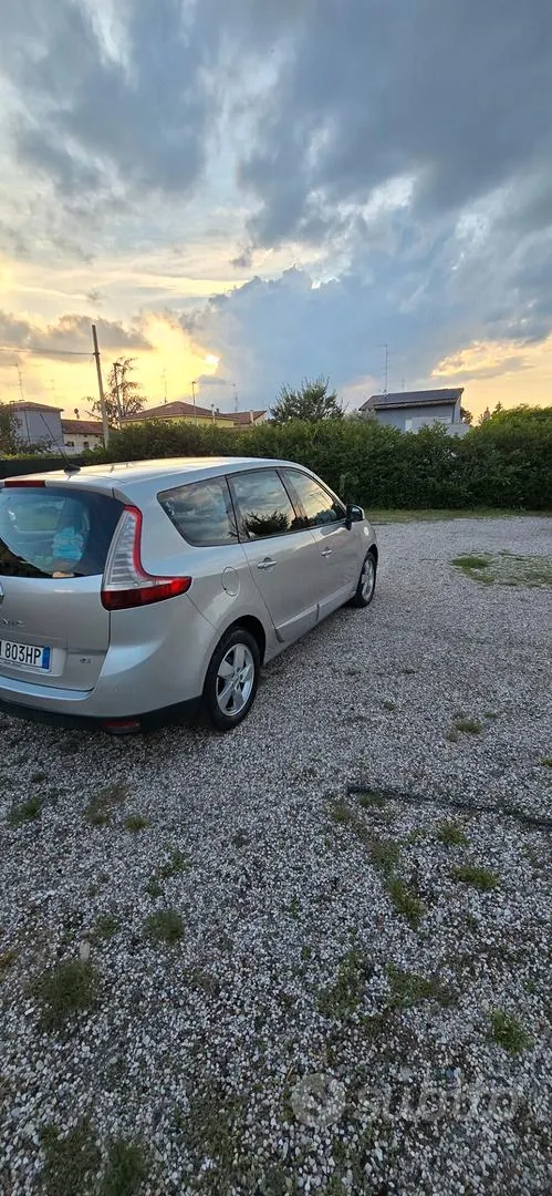 Renault Scenic 2012 photo 4
