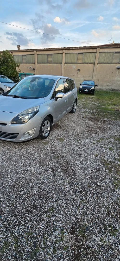 Renault Scenic 2012 photo 2