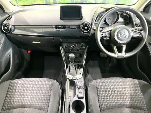 Mitsubishi Demio 13S 2017 photo 2