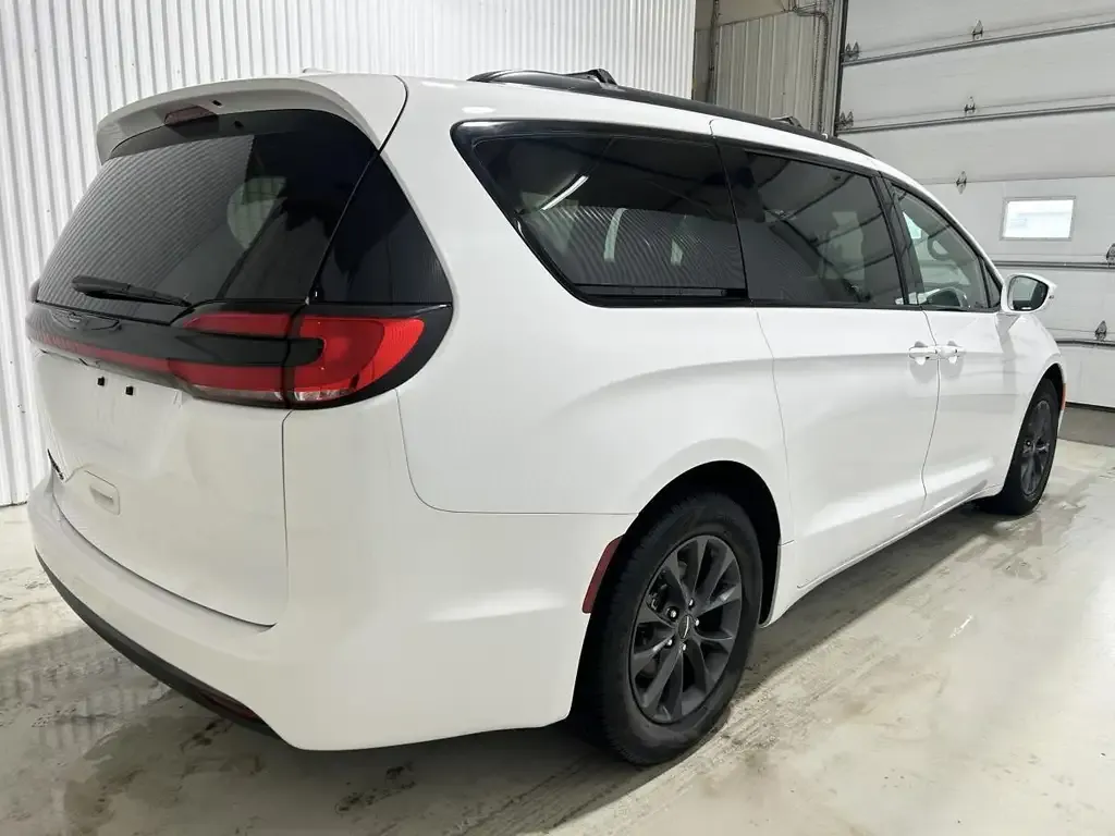 Chrysler Pacifica 2022 photo 3