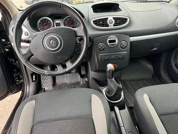 Renault Clio 2011 photo 2