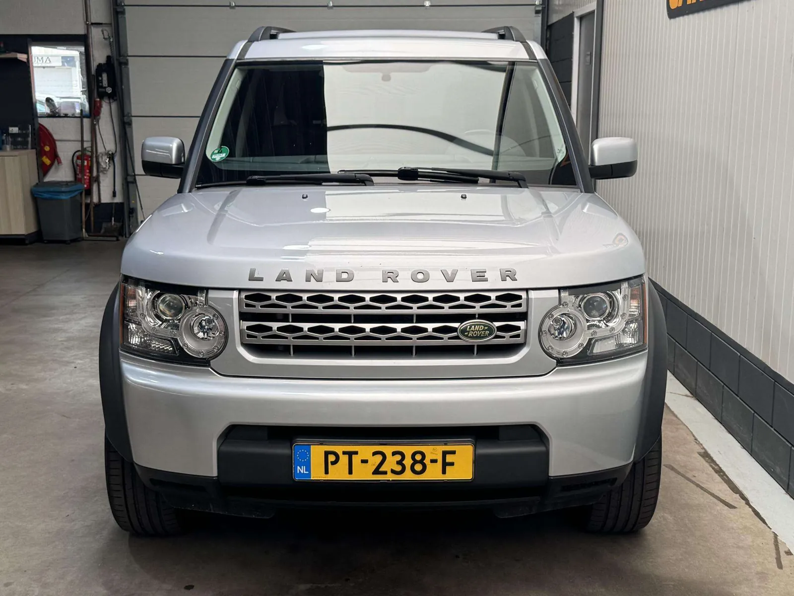 Land Rover Discovery 2010 photo 2