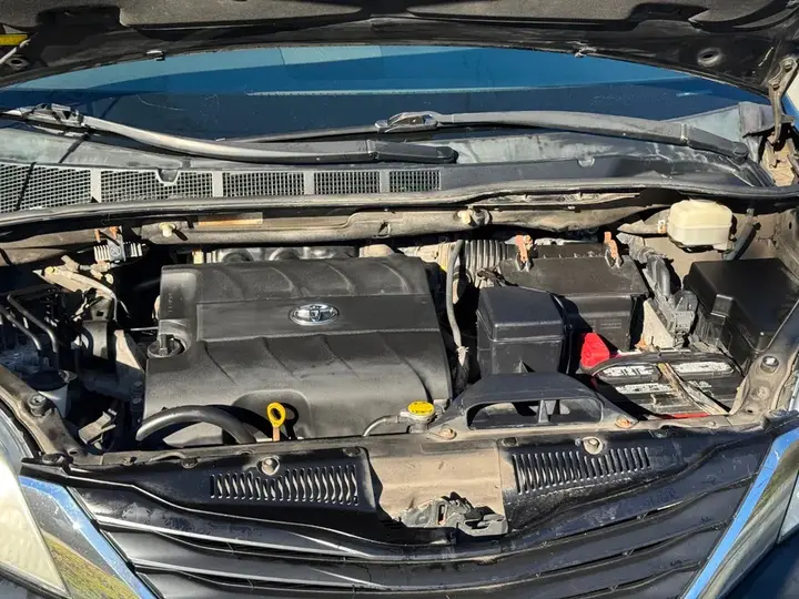 Toyota Sienna 2012 photo 4