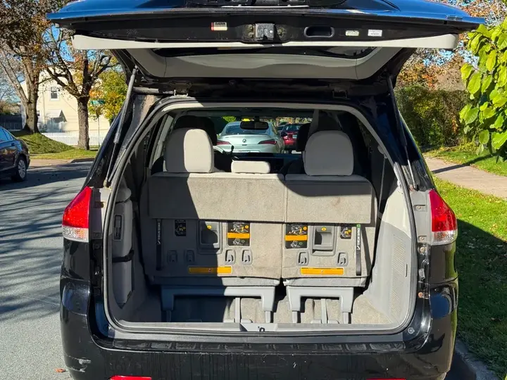 Toyota Sienna 2012 photo 5