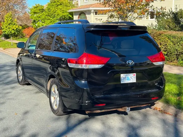 Toyota Sienna 2012 photo 3