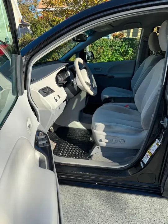 Toyota Sienna 2012 photo 2