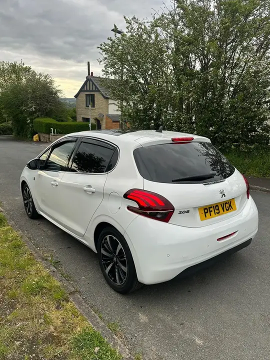Peugeot 208 2019 photo 3